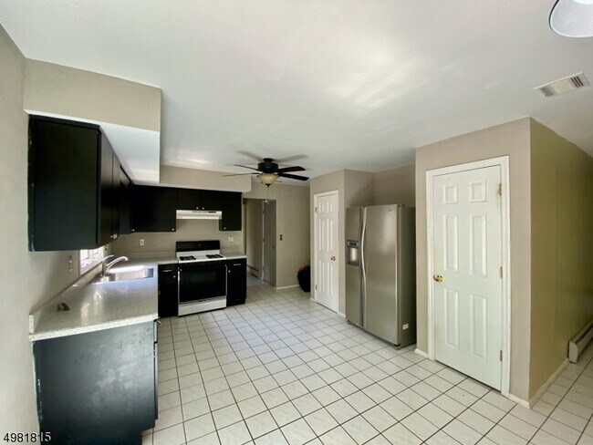 Building Photo - 629 Greenbank Dr