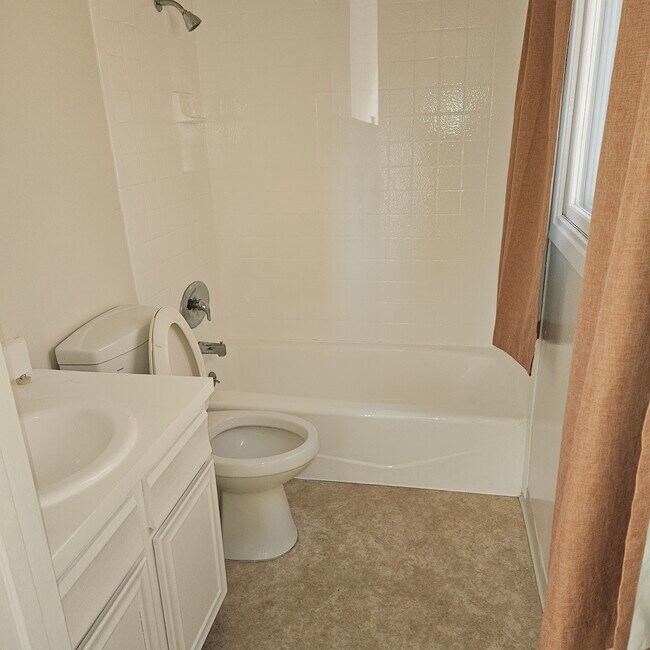 Baño - 8809 Etiwanda Ave