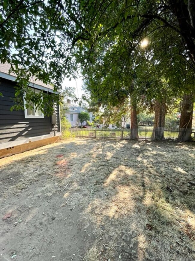 Building Photo - Charming Remodeled Cottage with easy acces...