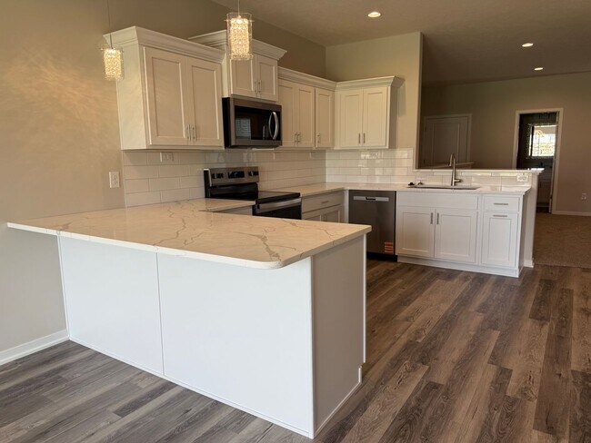 Foto del edificio - Beautiful ranch townhome with 2 stall gara...