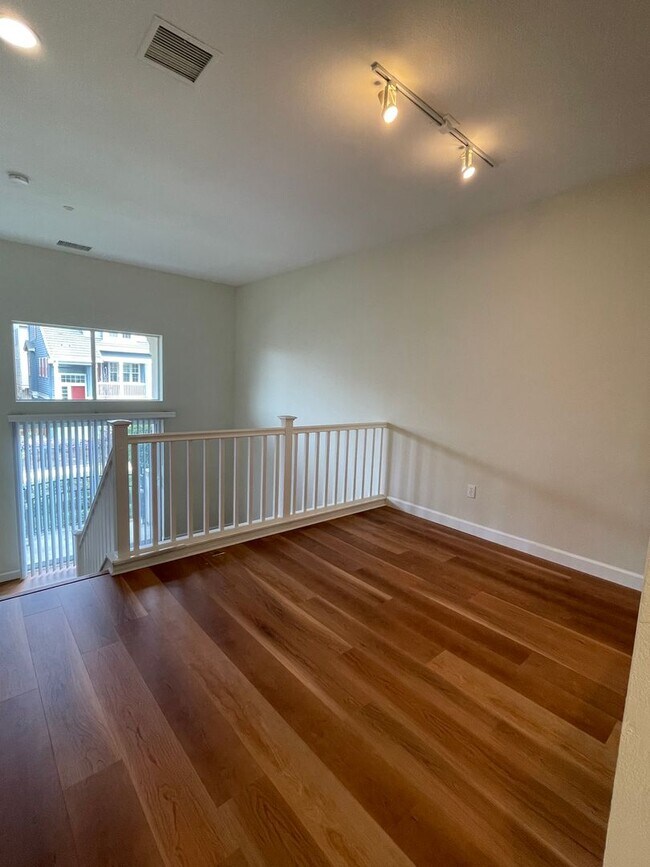Foto del edificio - Great Location Spacious 3 Bedroom Townhous...