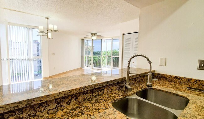 Foto del edificio - 7035 NW 186th St