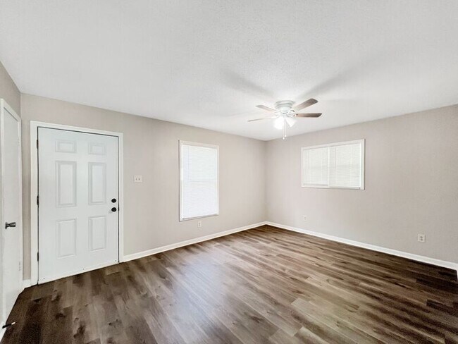 Foto del edificio - 6355 Forest Glen