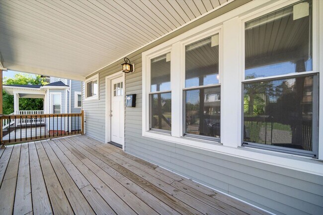 Foto del edificio - $1,675 - Spacious 3 Bedroom in North End