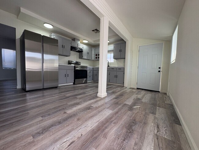 Foto del edificio - Leasing Special: two weeks free rent! Spac...