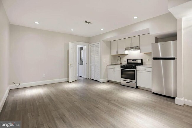 Foto del edificio - 1712 West Virginia Ave NE