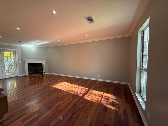 Building Photo - Beautiful Brick Home in Antioch - Fenced in Yard