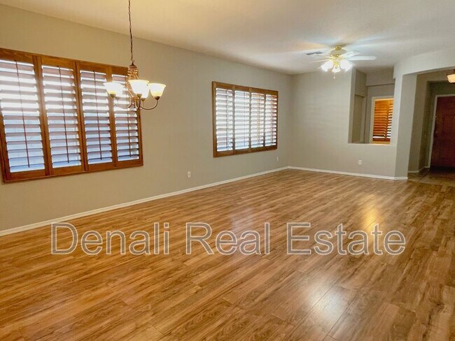 Building Photo - 9206 W Milkweed Loop