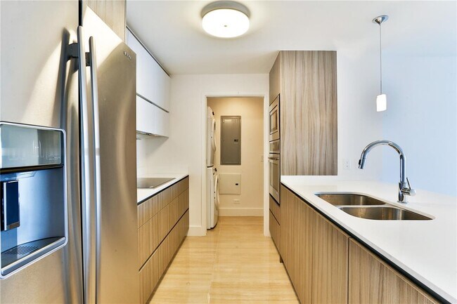 Foto del edificio - 600 NE 27th St