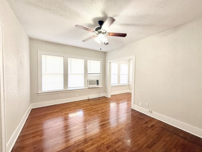 Building Photo - 1126 Berthea St