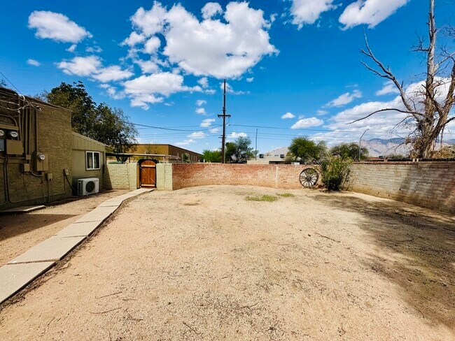 Building Photo - Gigantic Yard 2 Bedroom with Washer/Dryer,...