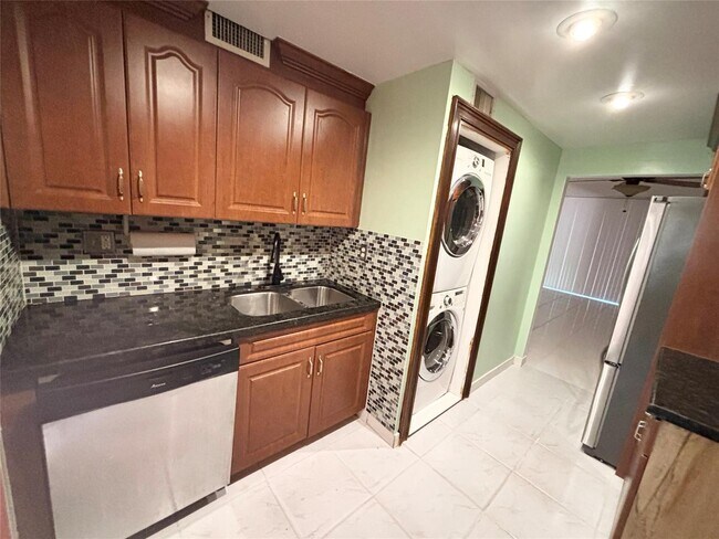 Foto del edificio - 7401 NW 16th St