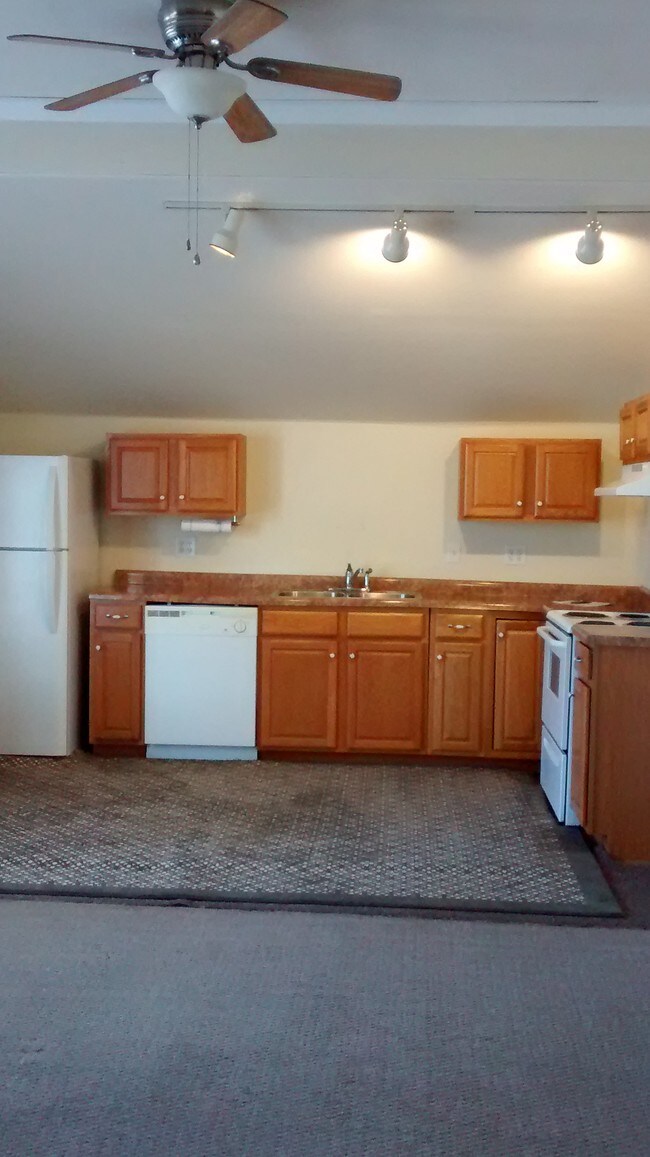 Kitchen with dishwasher - 809 E 14th St