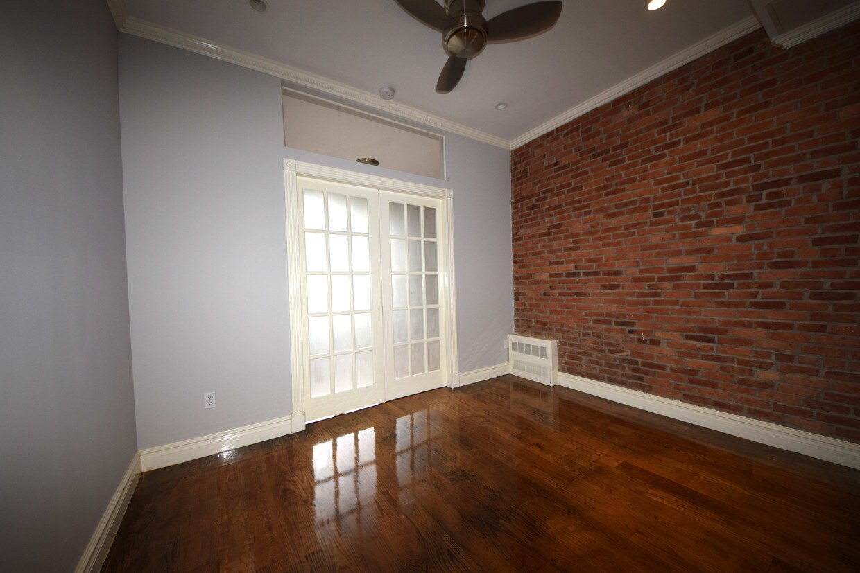 Primary Photo - 203 E 13th St