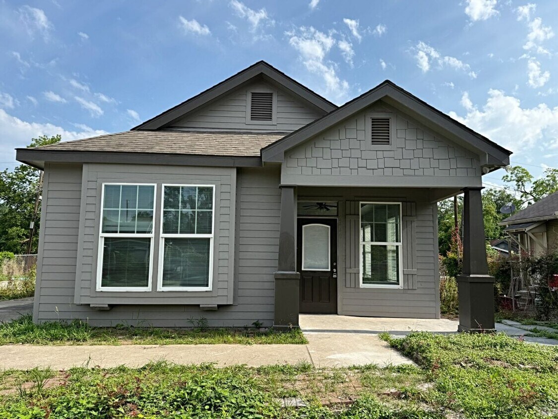 Foto principal - 2440 Rusk St., Beaumont, TX 77702
