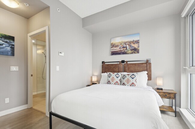 Building Photo - 199 Richmond St W