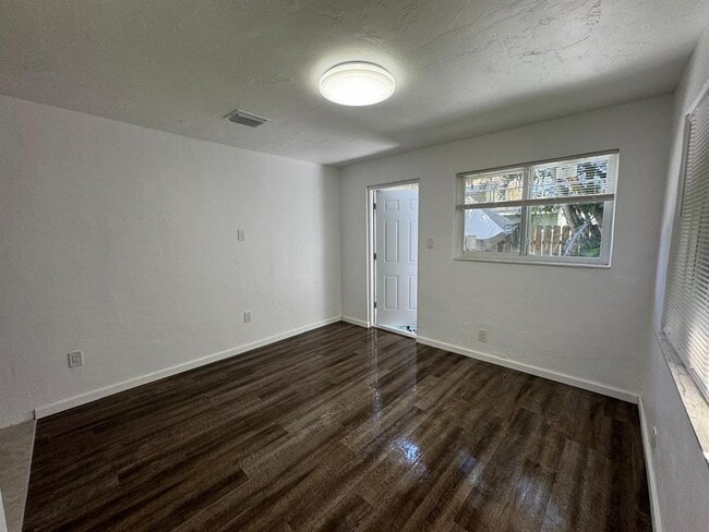 Building Photo - 1416 SW 27th St