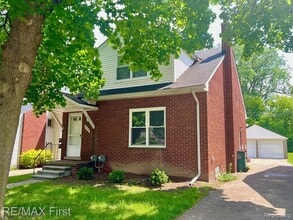 Building Photo - 552 Laprairie St