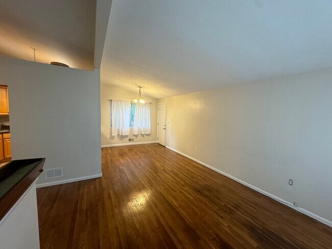 Foto del edificio - 238 N Main St