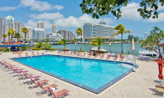 Foto del edificio - 905 Brickell Bay Dr