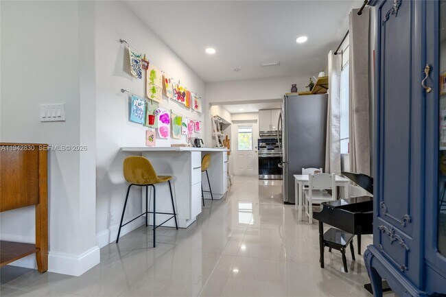 Building Photo - 320 S 28th Ave