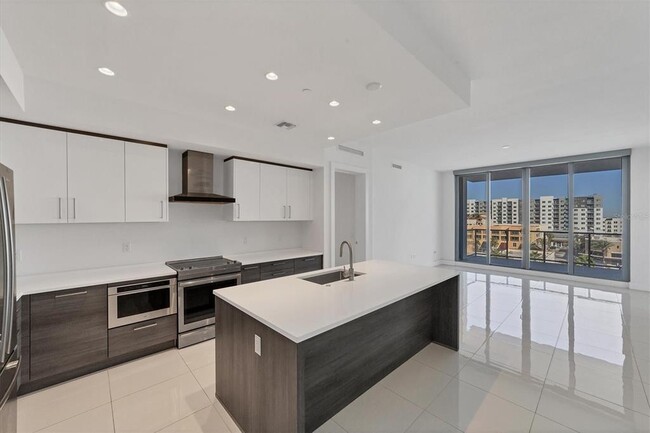 Foto del edificio - 111 S Pineapple Ave