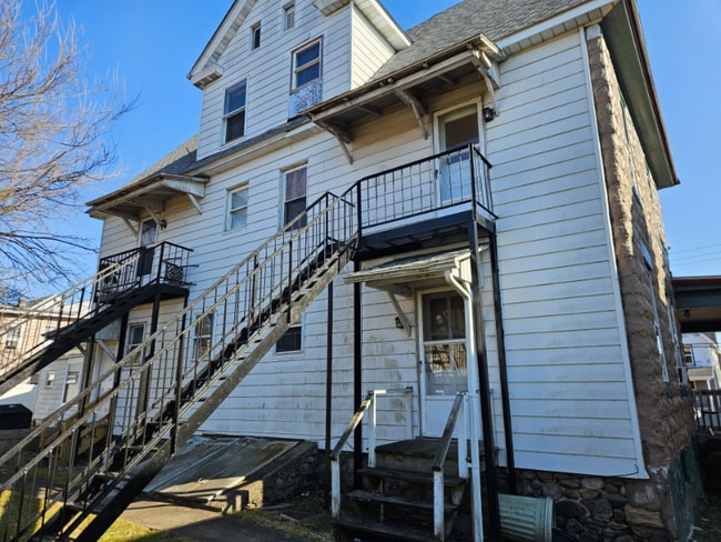 Building Photo - 205 E 2nd St