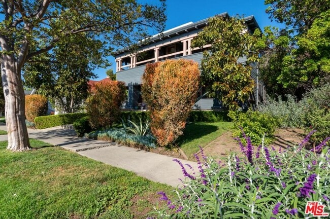 Building Photo - 2938 1/2 S La Salle Ave