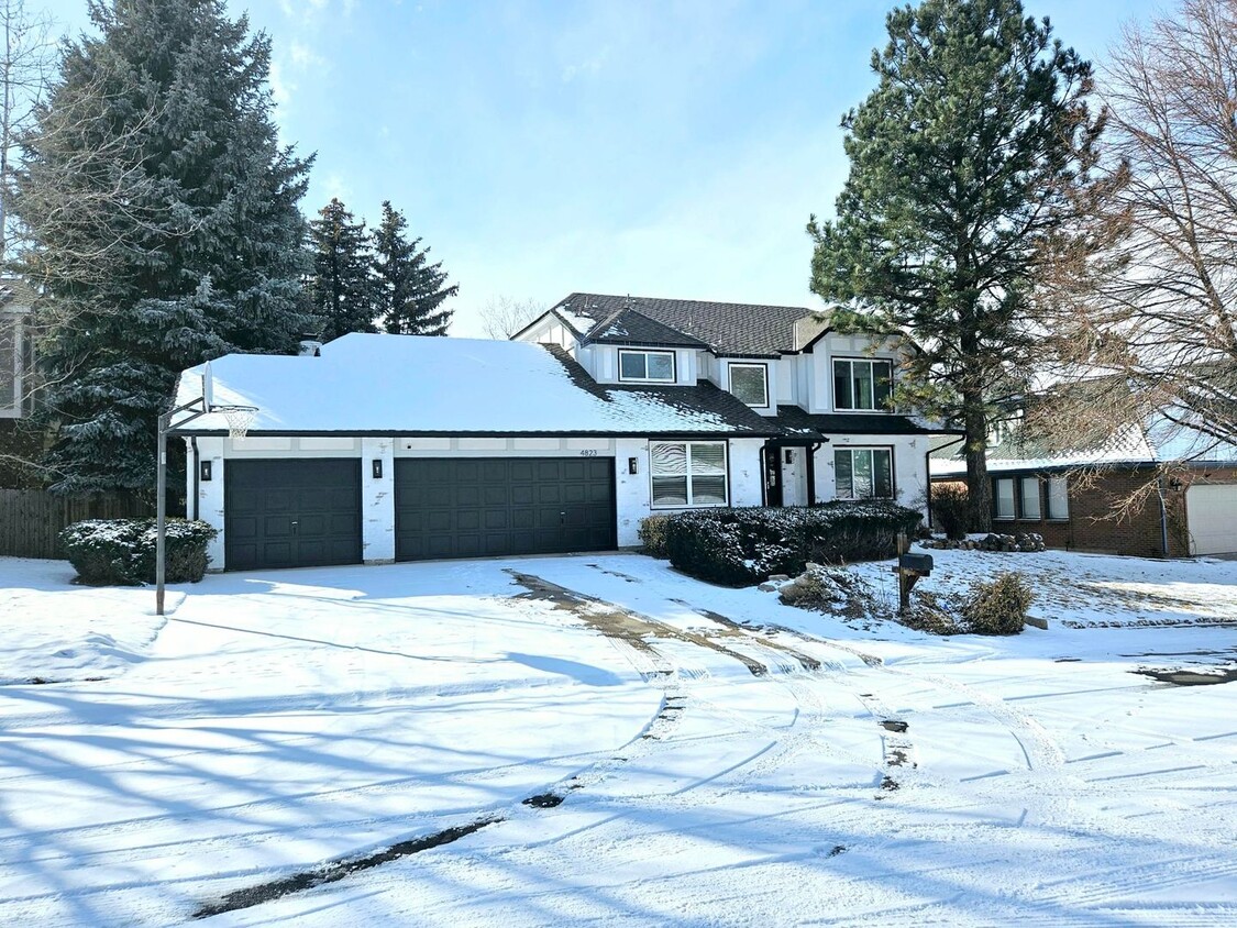Primary Photo - Beautiful 5 Bedroom Home Near the Cherry C...