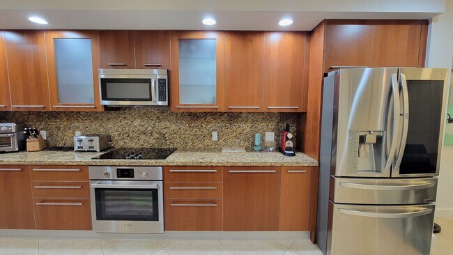 Foto del edificio - Luxury Apartment Right On The Beach In Lauderdale By The Sea!!! Seasonal rental