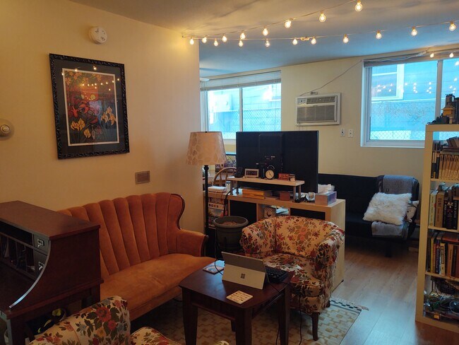 Foto del edificio - 2440 Harriet Ave