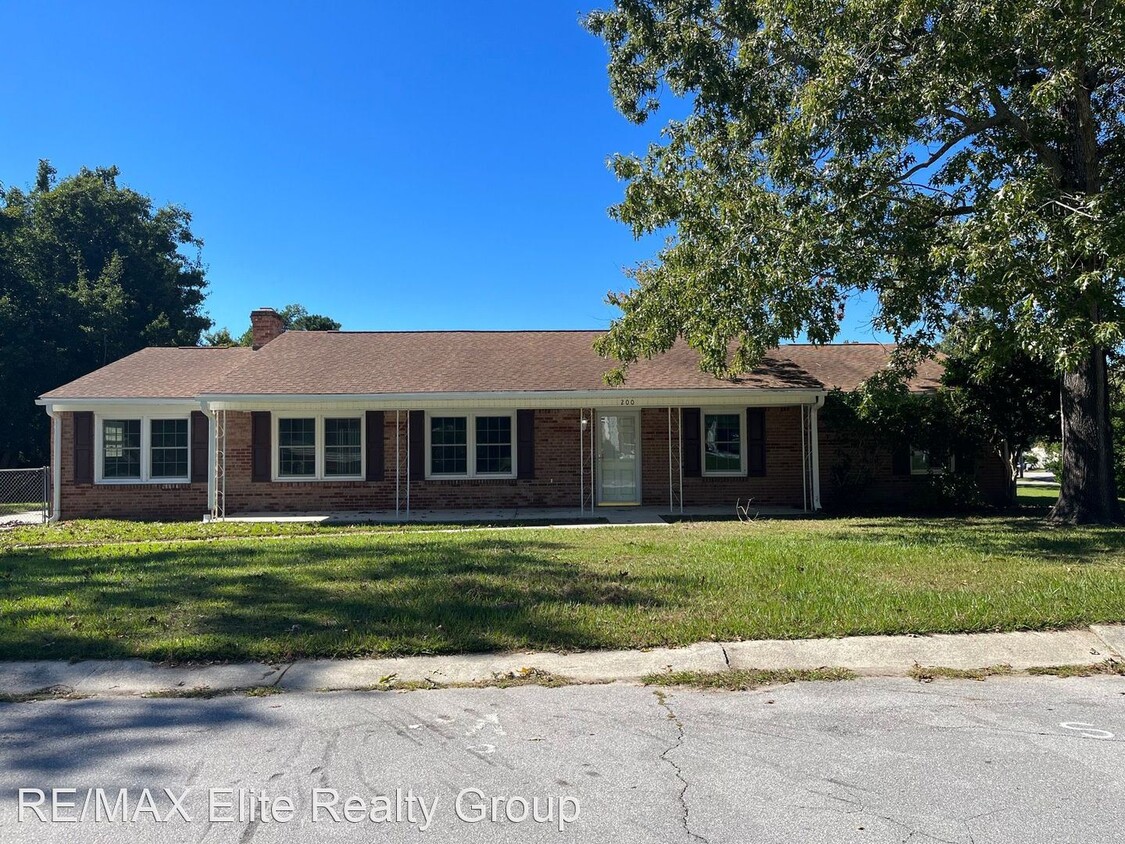 Foto principal - 4 br, 2 bath House - 200 White Oak Blvd.