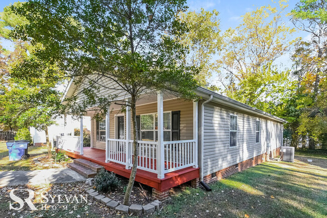 Building Photo - Come view this 3BR 1.5BA Brick Home