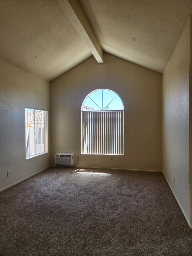 Living room with vaulted ceiling - 9502 Walker St