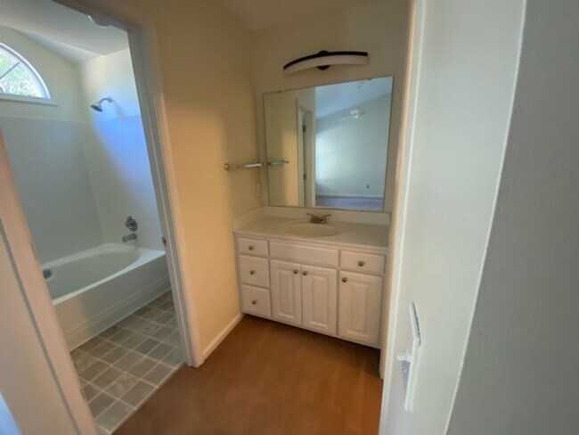 Building Photo - 3 Bedroom 2 Bathroom House