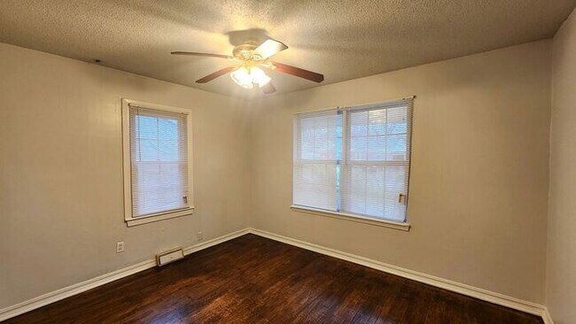 Foto del edificio - Cute 3 Bed 1 Bath in May Ten Addition NW O...
