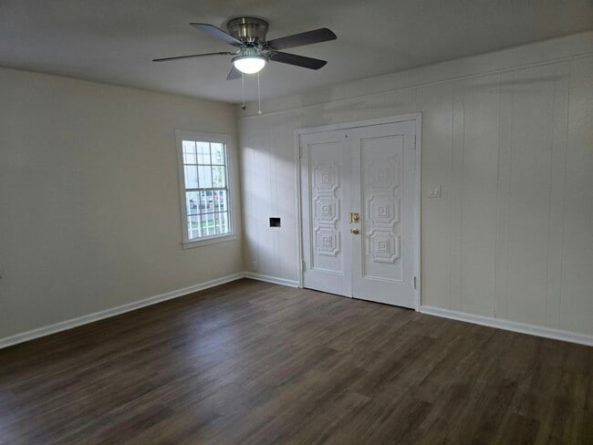 Building Photo - 916 W 59th Pl