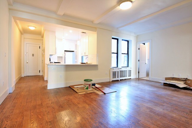 Building Photo - 106 W 69th St