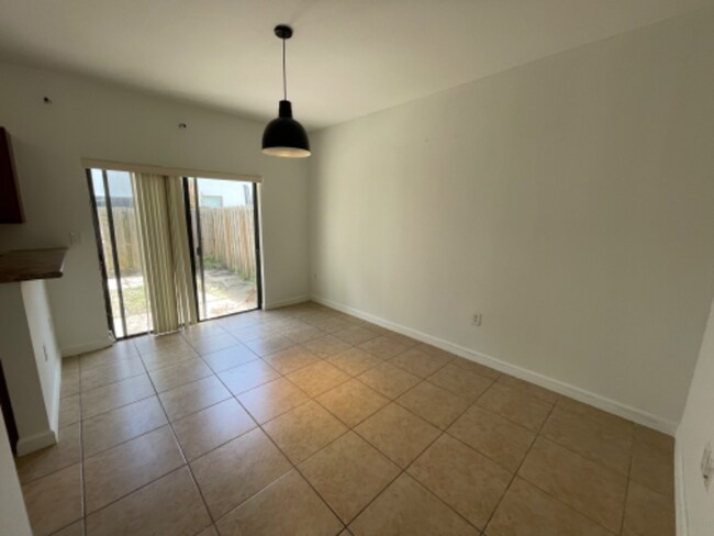 Foto del edificio - 347 NE 37th Terrace