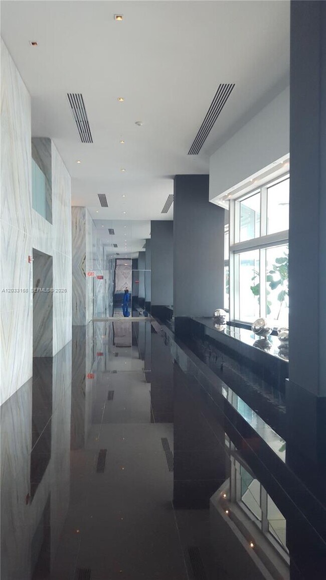Foto del edificio - 335 S Biscayne Blvd