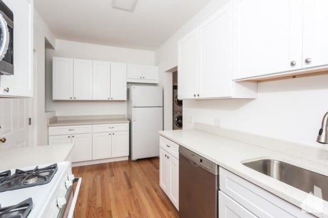 Building Photo - 1 bedroom in Chicago IL 60640