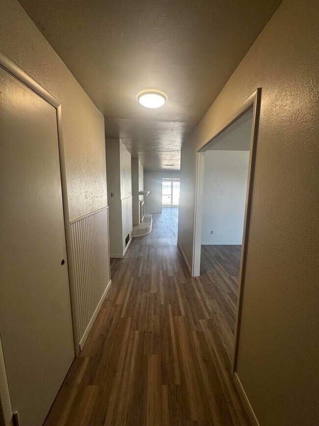 Building Photo - 4 Bedroom 3 Bathroom Ready To Rent!