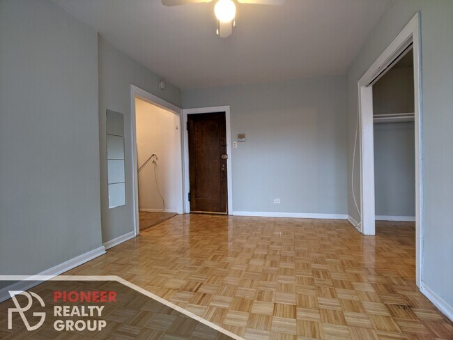 Foto del edificio - 737 W Belmont Ave