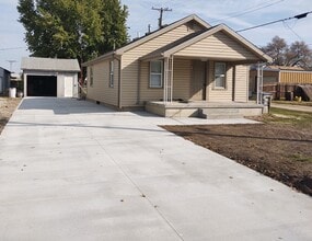 Building Photo - 106 W B St