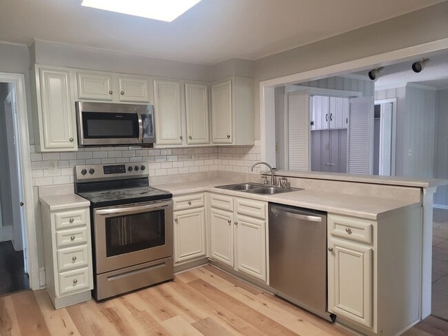 Building Photo - Haymount Area near FTCC- 5 Bedroom-2 Full ...