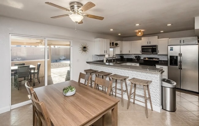 Building Photo - 830 Chalon Dr