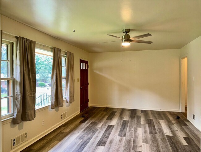 Building Photo - Updated 3 Bedroom Ranch with Huge Yard!