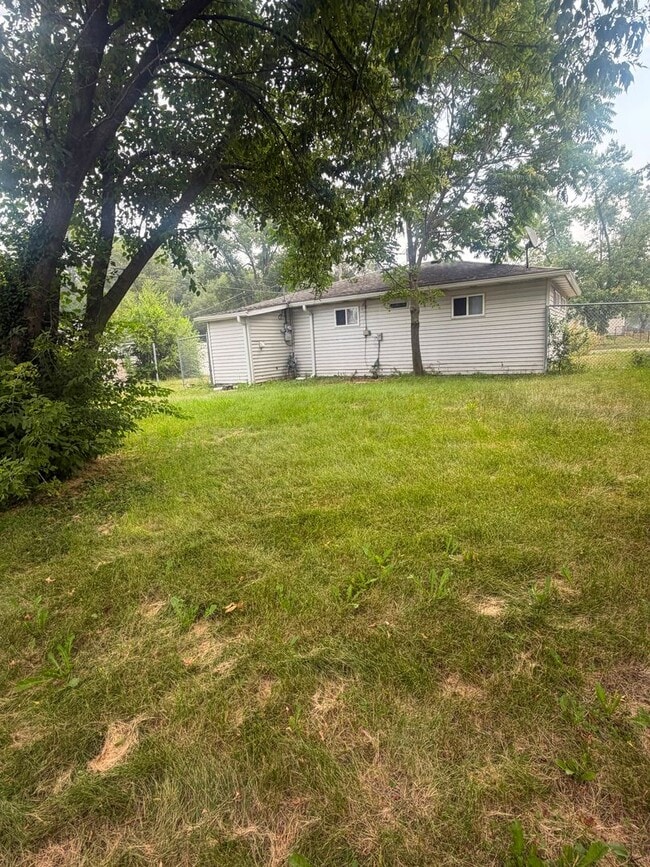 Building Photo - Very spacious  • 3 Bedroom • 1 Bathroom home.