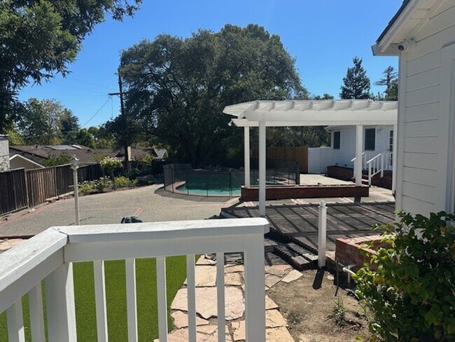 Foto del edificio - Historic Home On Huge Lot With Swimming Po...
