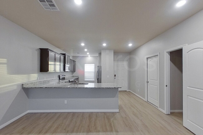 Building Photo - 721 St James Pl